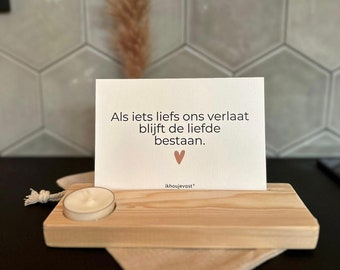 Houten houder met kaars en troostkaart ‘Als iets liefs ons verlaat blijft de liefde bestaan’