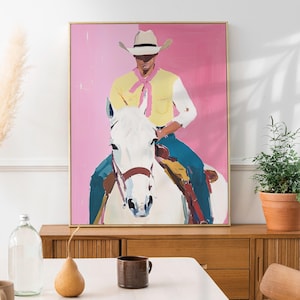 Stampa artistica di un cowboy su cavallo bianco – Dipinto western audace con sfondo rosa, decorazione murale western contemporanea e colorata