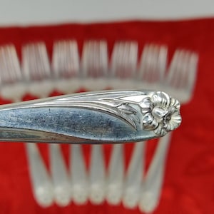 1847 Rogers Bros Daffodil Set of 8 Salad Forks 6.75&quot; Silverplate Flatware