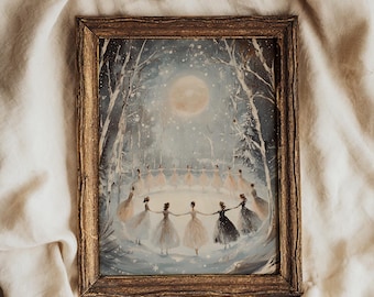 Puede incluir: Un cuadro enmarcado que representa a un grupo de figuras con vestidos claros tomadas de la mano en círculo dentro de un bosque nevado por la noche. Una luna grande y pálida brilla en el cielo sobre los árboles, con copos de nieve cayendo.