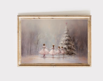Könnte beinhalten: Ein gerahmtes Gemälde von vier Mädchen in rosa Kleidern, die sich an den Händen halten und in einem verschneiten Wald tanzen. Im Hintergrund steht ein großer, schneebedeckter Weihnachtsbaum mit einem roten Stern an der Spitze.