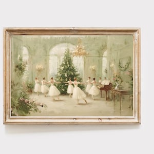 Könnte beinhalten: Gerahmtes Gemälde, das Ballerinas in weißen Kleidern zeigt, die um einen Weihnachtsbaum tanzen. Rechts befindet sich ein Klavier, und ein Kronleuchter hängt von der Decke. Das Kunstwerk hat eine Vintage-Ästhetik.