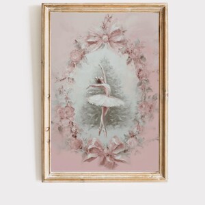 Puede incluir: Obra de arte enmarcada que representa a una bailarina con tutú blanco, en pointe. La pintura está enmarcada en un óvalo rosa suave, rodeado de rosas y lazos rosas. El marco es dorado, añadiendo elegancia a la obra.