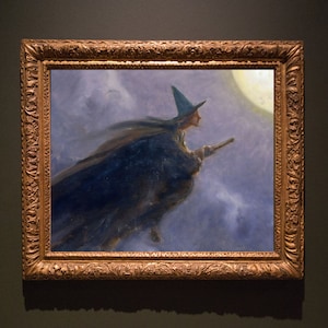K&ouml;nnte beinhalten: Ein Gem&auml;lde einer Hexe, die auf einem Besen vor einem Vollmond fliegt. Die Hexe tr&auml;gt ein langes, dunkles Gewand und einen spitzen Hut. Der Hintergrund ist ein nebliger, violetter Himmel.