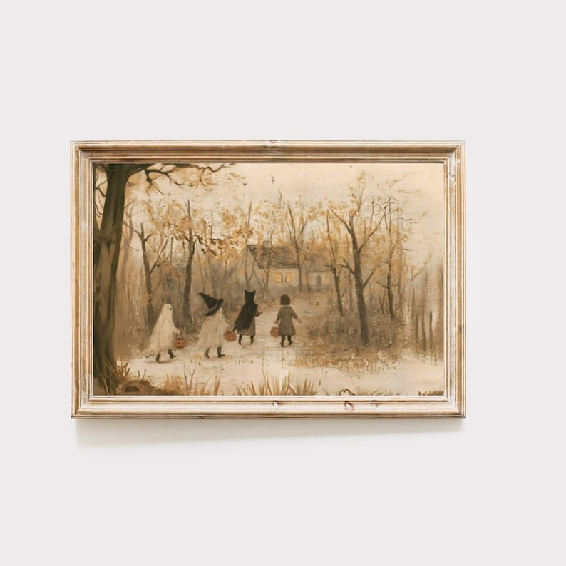 Puede incluir: Un cuadro de paisaje enmarcado en tonos sepia que representa a cuatro figuras disfrazadas caminando por un sendero hacia una casa en una zona boscosa. Las figuras incluyen un fantasma, una bruja y otros que llevan cubos naranjas.