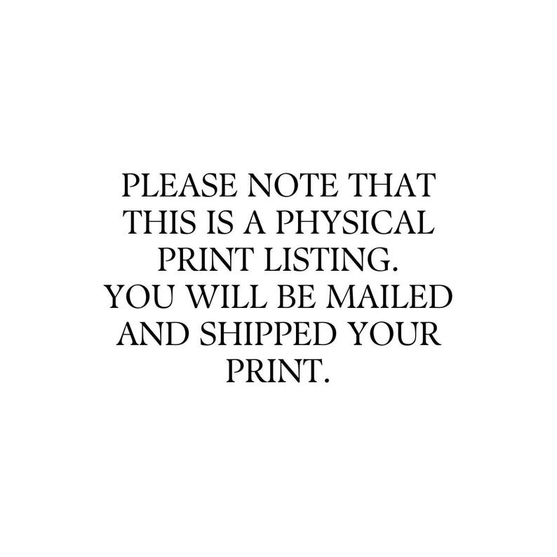 Puede incluir: Un letrero rectangular blanco con texto negro que dice: PLEASE NOTE THAT THIS IS A PHYSICAL PRINT LISTING. YOU WILL BE MAILED AND SHIPPED YOUR PRINT. El texto est&aacute; centrado y presentado en una fuente sans-serif clara sobre un fondo liso.