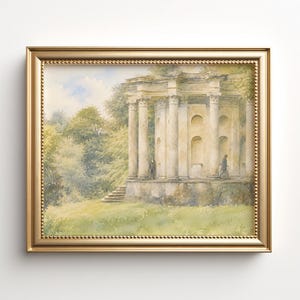 Op de afbeelding: Een ingelijst aquarel schilderij met een klassieke stenen rotonde met zuilen en boogvormige nissen in een weelderig groen landschap. Twee kleine figuren staan bij het bouwwerk, dat omringd is door bomen en gras onder een zachte lucht.