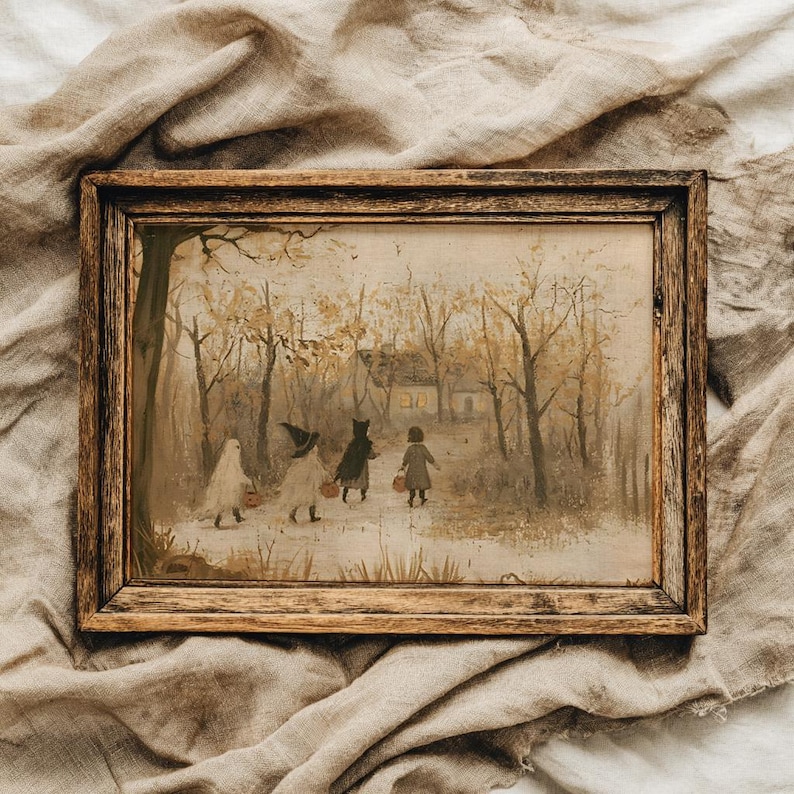 Puede incluir: Un marco de madera rectangular que contiene una pintura en tonos sepia de cuatro figuras disfrazadas caminando por un sendero boscoso hacia una casa. Las figuras incluyen dos fantasmas, una bruja y un ni&ntilde;o, todos cargando cubos naranjas.
