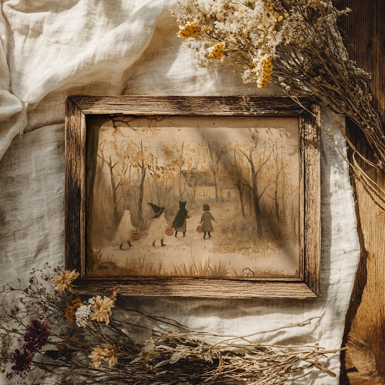 Puede incluir: Una impresi&oacute;n rectangular en un marco de madera oscura r&uacute;stica que presenta una ilustraci&oacute;n en tono sepia de cuatro ni&ntilde;os disfrazados caminando por un sendero bosca hacia una casa, con flores secas dispuestas alrededor sobre tela blanca.