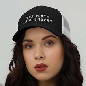The Truth is Out There - X Files - geborduurde truckerhoed - grappige X-Files-hoed, hoed voor geeky koppels, sci-fi-fans, geekcadeau