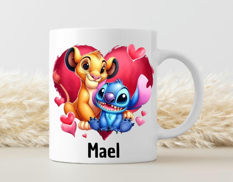 Puede incluir: Taza de cer&aacute;mica blanca con un dise&ntilde;o de coraz&oacute;n rojo con Simba de El Rey Le&oacute;n y Stitch de Lilo & Stitch. La taza tiene el nombre "Mael" impreso en la parte inferior.