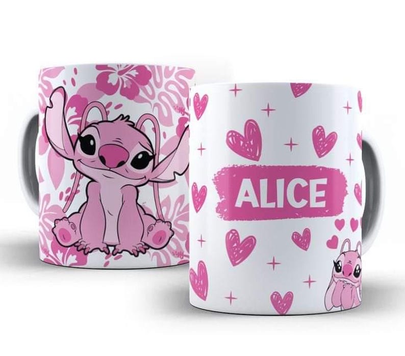K&ouml;nnte beinhalten: Zwei rosa und wei&szlig;e Keramikbecher mit einem rosa Stitch-Charakter. Ein Becher hat ein rosa Blumenmuster und der andere ein rosa Herzmuster mit dem Namen "Alice" in rosa.