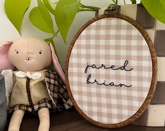 Broderiring för namngivning • Handgjord namnskylt för bebisar • Dekoration för barnrum