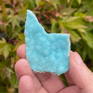 Muestra de cristal flotante de hemimorfita vibrante