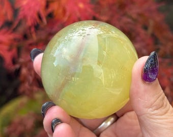 【球状結晶】イエローフローライト、水晶 78×45×22mm マンゴーフローライト球; 2.25インチ 希少な緑、黄色、栗色のフロー