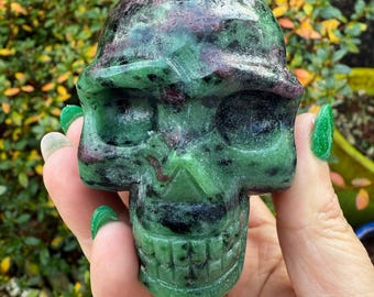 Talla de calavera de rubí en zoisita
