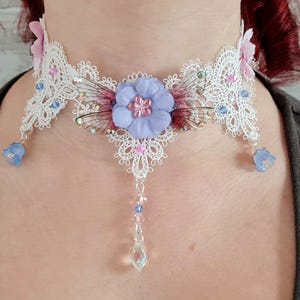 Fata con colletto in pizzo &quot;Bloomy&quot; con piccole ali in resina, perline di vetro e fiori in tessuto, fatta a mano