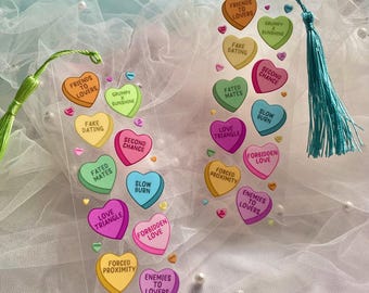 Marcador de Livros em Acrílico Romance Trope | Presente Literário para Leitores de Romance | Marcador de Livros em Acrílico Coração Transparente com Borla