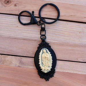 Llavero grande con camafeo de Guadalupe: colgante ovalado elegante de estilo antiguo hecho a mano de la Virgen María