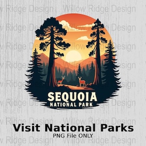 Puede incluir: Un diseño gráfico que presenta una escena de puesta de sol con dos árboles grandes y un bosque en el fondo. El texto "SEQUOIA NATIONAL PARK" se muestra debajo de la imagen. Las palabras "Visita los parques nacionales" se muestran debajo del texto.