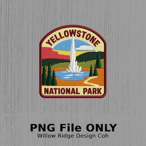 Może przedstawiać: Naszywka haftowana w kolorze czerwonym, żółtym i niebieskim z tekstem "Yellowstone National Park". Naszywka przedstawia stylizowany obraz gejzera wybuchającego w krajobrazie z drzewami i jeziorem.