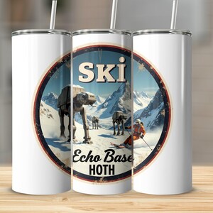 Könnte beinhalten: Drei weiße Edelstahlbecher mit einer Grafik im Vintage-Stil eines AT-AT-Walkers aus Star Wars in einer verschneiten Berglandschaft. Die Grafik lautet "Ski Echo Base Hoth".