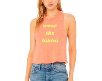 Shady J's Use la camiseta sin mangas de playa modesta y corta en bikini