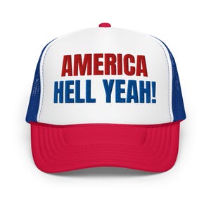 Könnte beinhalten: Eine rot-weiß-blaue Trucker-Mütze mit den Worten "AMERICA HELL YEAH!" in roten und blauen Blockbuchstaben. Die Mütze hat einen roten Schirm, eine weiße Front und einen blauen Mesh-Rücken.
