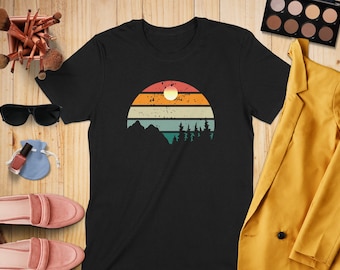 Camiseta retro con silueta de montaña y bosque al atardecer, camiseta gráfica vintage inspirada en la naturaleza, camiseta de aventura y senderismo, regalo para hombres y mujeres.