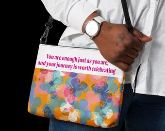 You are Enough Axelremsväska rosa kursiv text och fjärilar