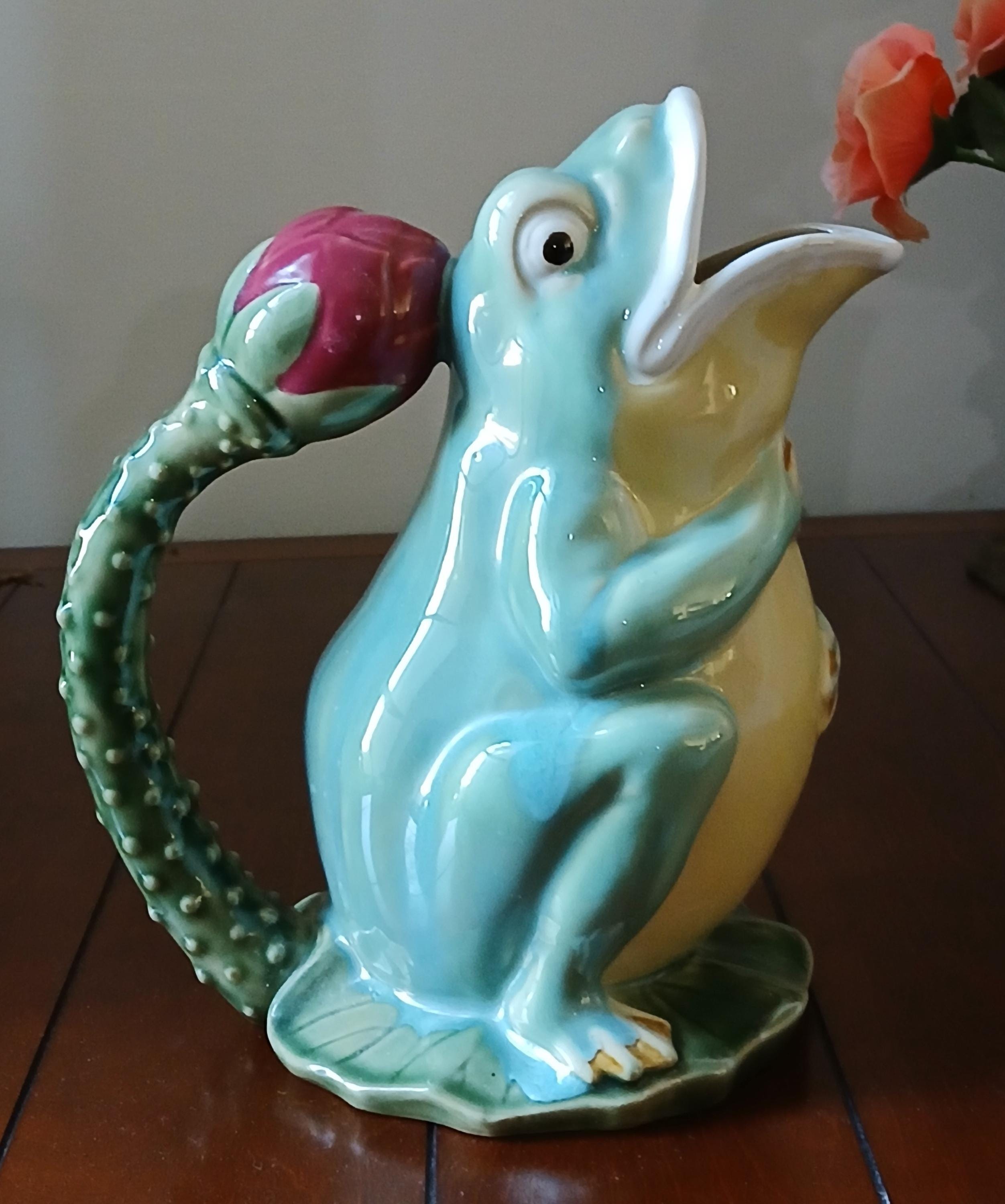 Vintage Majolica Frog Pitcher: Ceramic Lily Pad Design