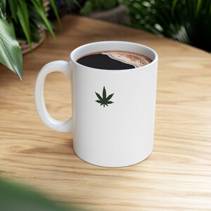 Caneca de cerâmica com folha de maconha verde, presente minimalista para quem curte fumar maconha.