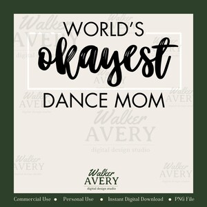Puede incluir: Diseño gráfico en blanco y negro con el texto "World's Okayest Dance Mom".