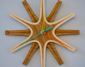 Relógio de estrela de madeira minimalista moderno de meados do século XX, personalizável.