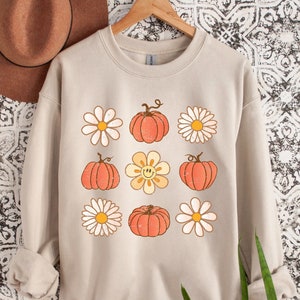 Floral Pumpkin Patch Shirt, Fall Sweatshirt for Women, Retro Halloween Sweater, Thanksgiving Sweatshirt, Fall Vibes, Pumpkins Sweatshirt