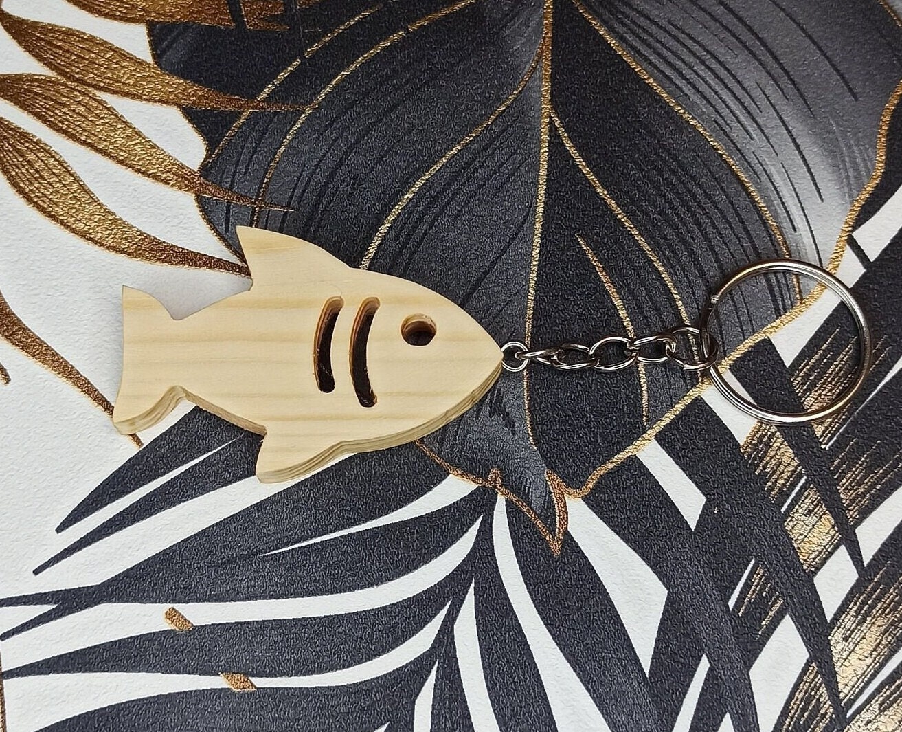 Porte-clés en bois avec poisson rayé : coloré et pratique