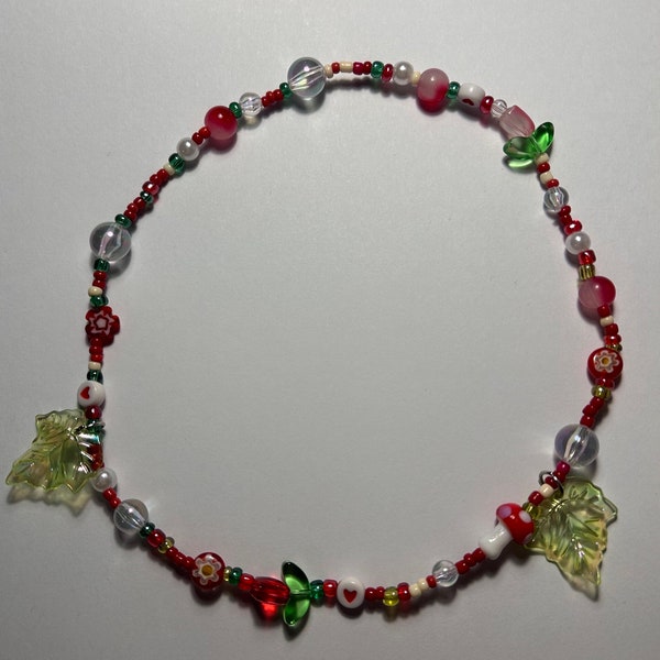 Le collier madaline - Collier fait main avec des champignons et des perles de feuilles vertes et rouges. Collier épais en perles de fée/coeur cottage