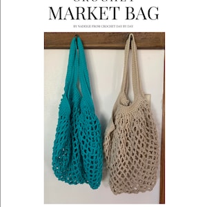 Op de afbeelding: Twee gehaakte markttassen, één turquoise en één beige, hangen tegen een witte muur. De tassen zijn gemaakt met een open, netachtige steek. Tekst bovenaan luidt "CROCHET MARKET BAG" en "Difficulty Level: Beginner" onderaan.