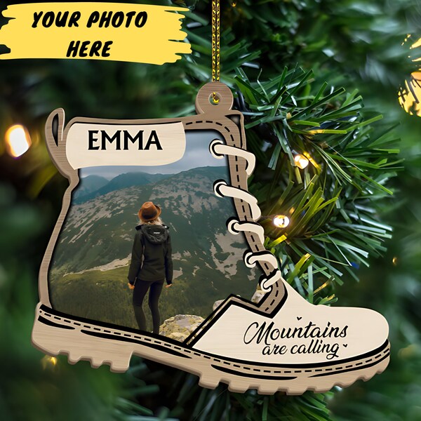 Mountains Are Calling - Cadeaux personnalisés de téléchargement de photos de Noël Ornement en bois personnalisé pour les amateurs de randonnée - Ornement de bottes de randonnée