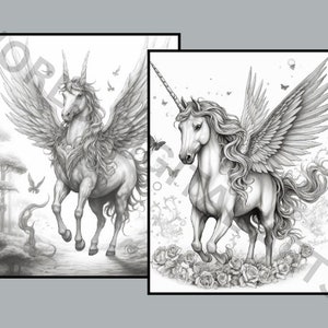 Op de afbeelding: Twee grijstinten illustraties van gevleugelde eenhoorns. E&eacute;n toont een eenhoorn in een bos met vlinders. De andere toont een eenhoorn omringd door rozen. Beide hebben gedetailleerde manen, vleugels en hoorns, perfect om in te kleuren.