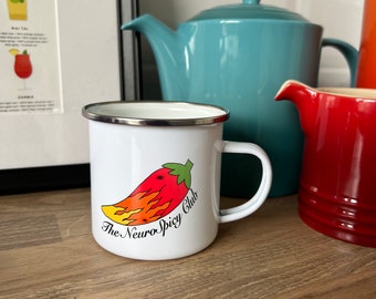 The NeuroSpicy Club, Taza esmaltada blanca, Neurodiversidad, TDAH, Autismo, Dislexia, Tourette