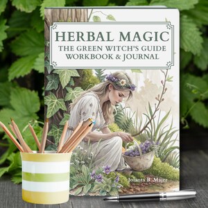 Pu&ograve; includere: Un libro intitolato "Herbal Magic: The Green Witch's Guide Workbook & Journal" con un'illustrazione di una donna in abito bianco che raccoglie fiori. Un portapenne a righe gialle e bianche con matite e una penna in primo piano.