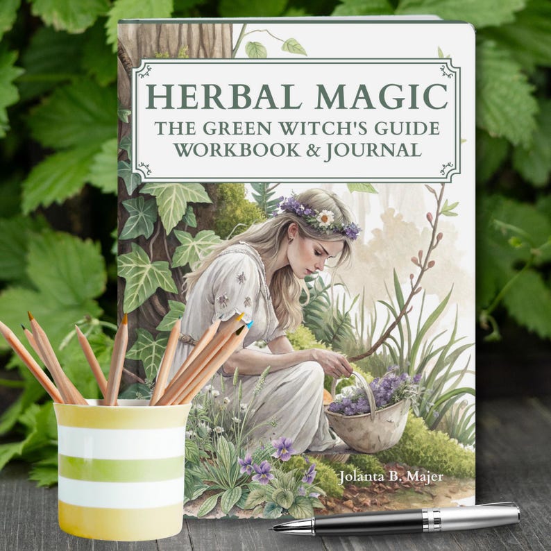 Pu&ograve; includere: Un libro intitolato "Herbal Magic: The Green Witch's Guide Workbook & Journal" con un'illustrazione di una donna in abito bianco che raccoglie fiori. Un portapenne a righe gialle e bianche con matite e una penna in primo piano.