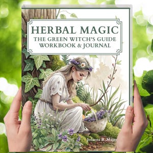 Pu&ograve; includere: Un libro intitolato "Herbal Magic: The Green Witch's Guide Workbook & Journal" tenuto tra le mani. La copertina presenta una donna in abito bianco, che raccoglie erbe in un cesto, circondata dal verde.