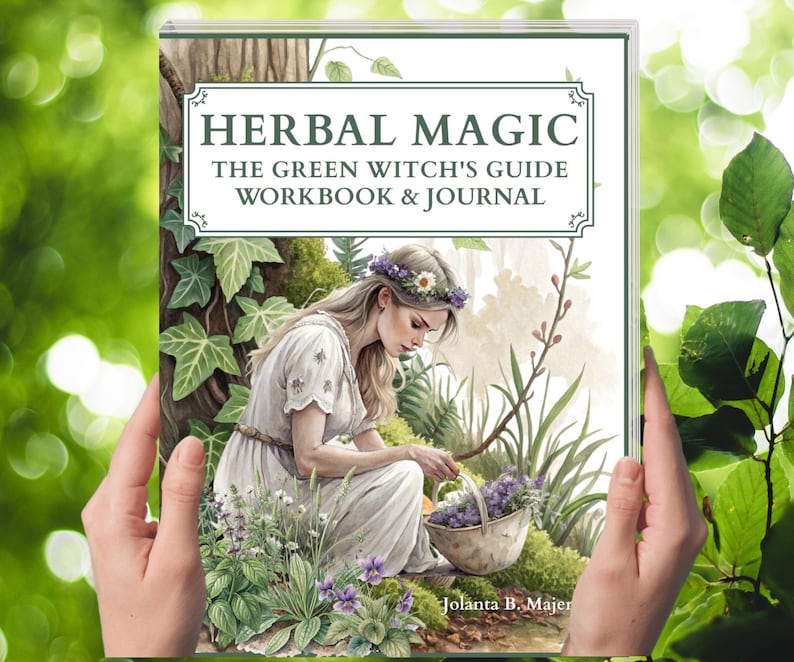 Pu&ograve; includere: Un libro intitolato "Herbal Magic: The Green Witch's Guide Workbook & Journal" tenuto tra le mani. La copertina presenta una donna in abito bianco, che raccoglie erbe in un cesto, circondata dal verde.