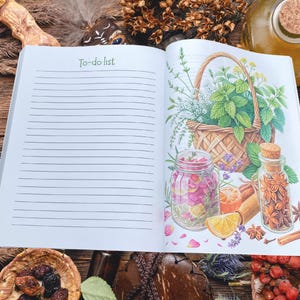 Pu&ograve; includere: Un taccuino aperto con l'intestazione "To-do list" sulla pagina sinistra. La pagina destra presenta un'illustrazione colorata di un cesto di erbe, barattoli di ingredienti e spezie. L'illustrazione include un cesto di erbe, barattoli e spezie.