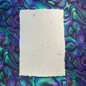Papier fait main - blanc moucheté coloré