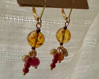 Pendientes colgantes bohemios: cuentas de vidrio ámbar y detalles rojos