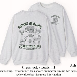 Puede incluir: Sudadera de cuello redondo gris ceniza con un estampado gr&aacute;fico de animales y el texto "Support Your Local Forest Wildlife Pacific Northwest and Worldwide".