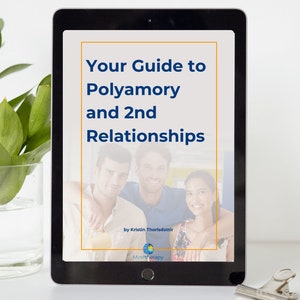 Puede incluir: Una tableta digital que muestra una guía sobre la poliamoría y las relaciones secundarias, escrita por Kristin Thorisdottir. La guía se titula "Your Guide to Polyamory and 2nd Relationships" y presenta una foto de tres personas sonriendo y mirando a la cámara. La guía es publicada por MindTherapy.